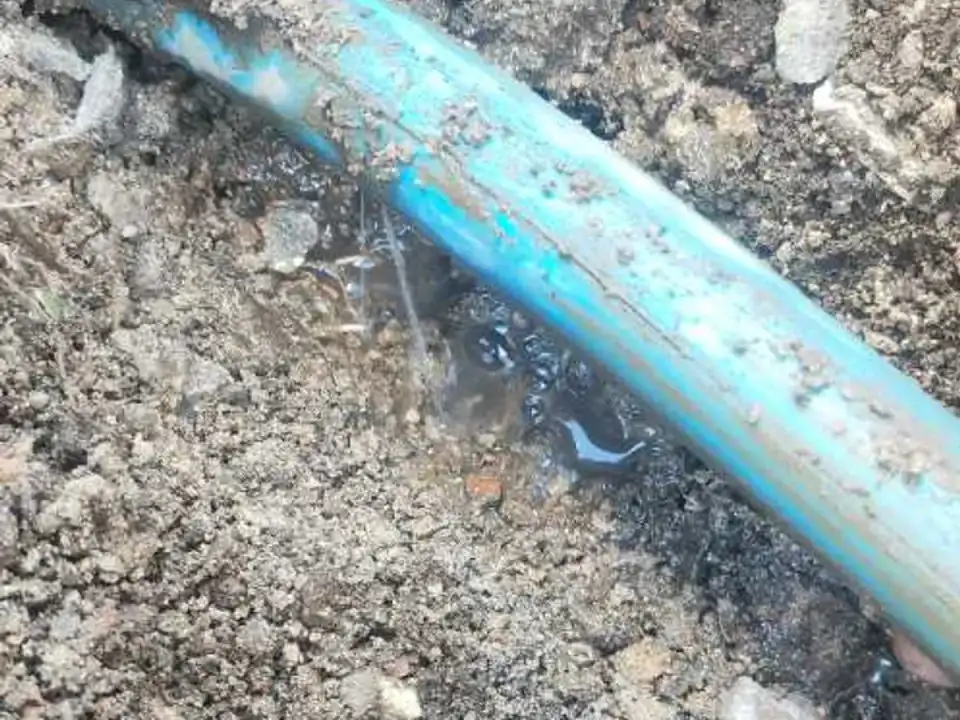 Leak located at cracked 25mm MDPE supply pipe exposed beneath driveway
